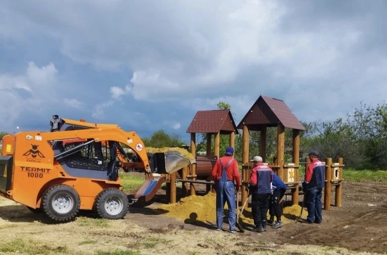 Коммунальные работники Каховки каждое утро выходят на улицы, чтобы поддерживать чистоту и благоустро
