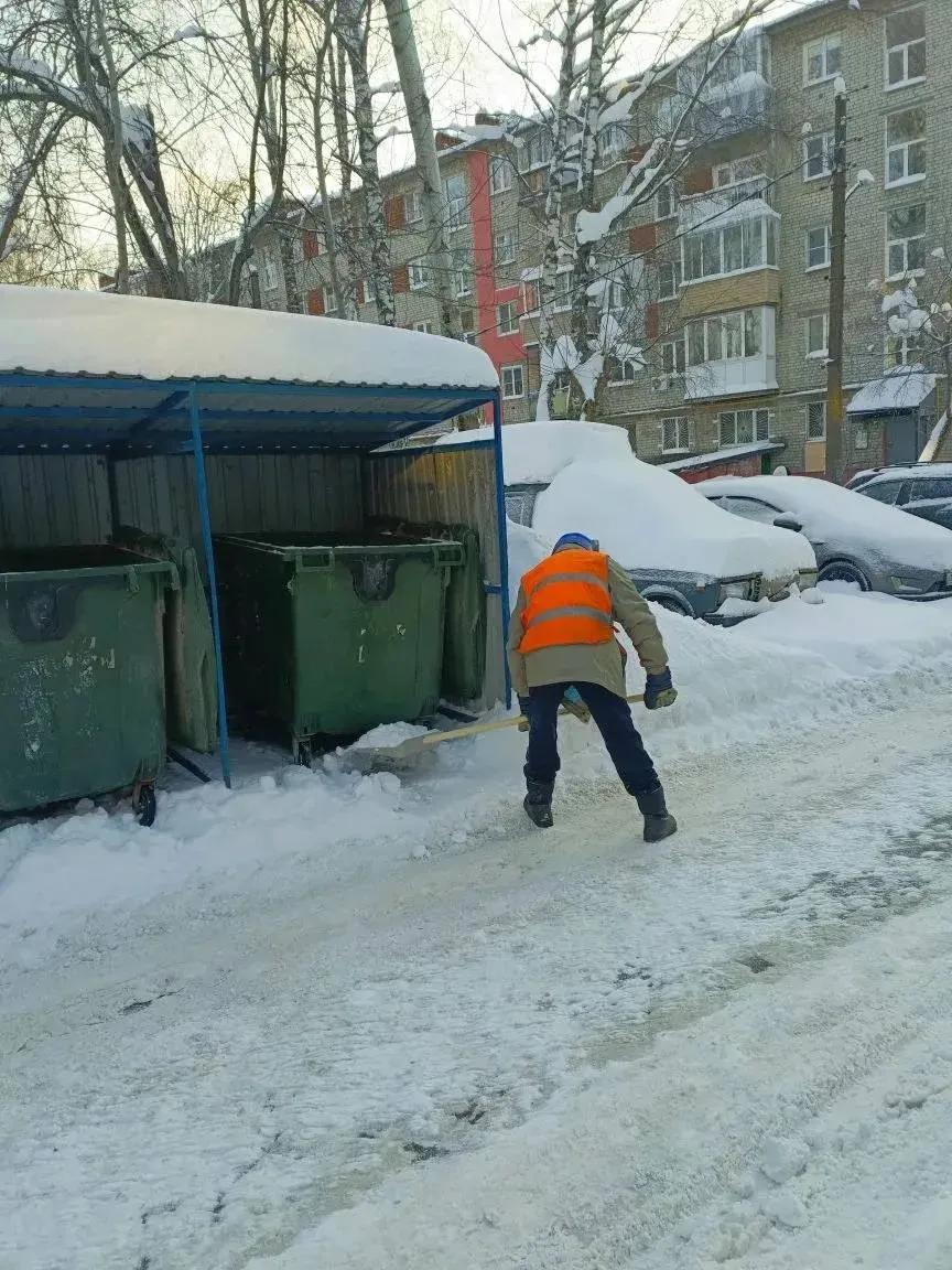 Продолжаем работать в усиленном режиме. Дворники и спецтехника задействованы на уборке придомовых те