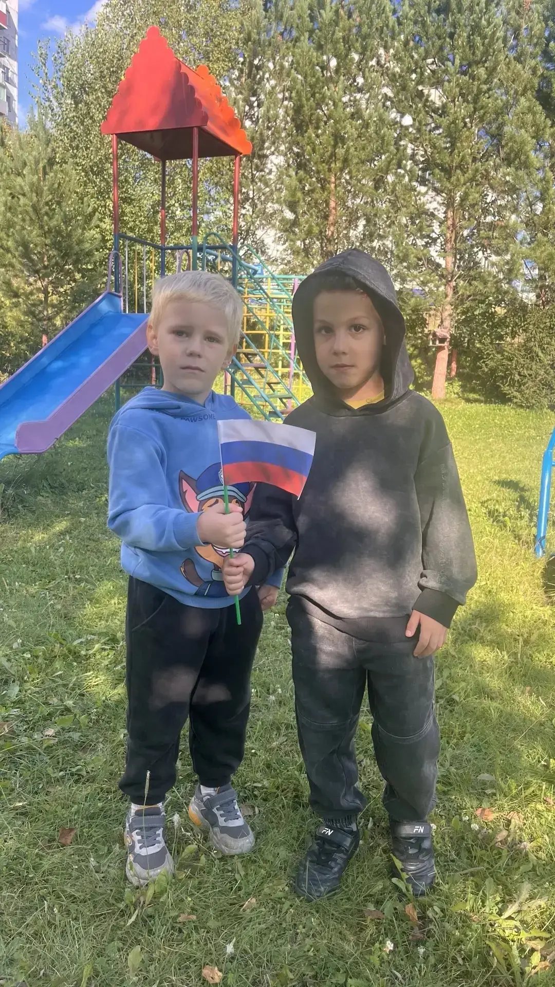 🎉 Ура! Наша старшая группа «Ромашка» приняла участие в акции «Три цвета Родины»! 😍