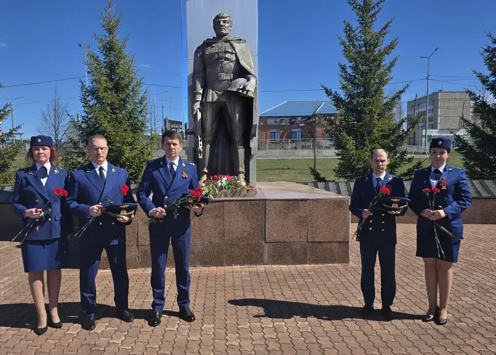Сотрудники прокуратуры г. Карпинска в преддверии Дня Победы возложили цветы к Мемориалу "Слава" "Кар