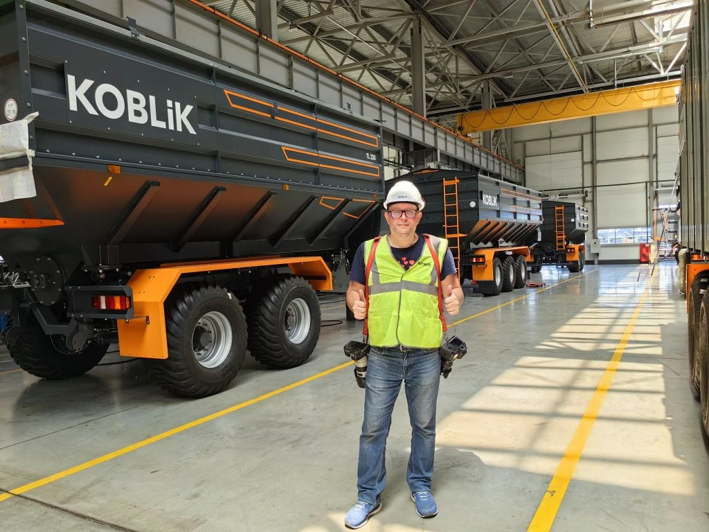 Заглянул на новый завод KOBLiK GROUP в Воронеже, где делают полуприцепы для сельского хозяйства

В э