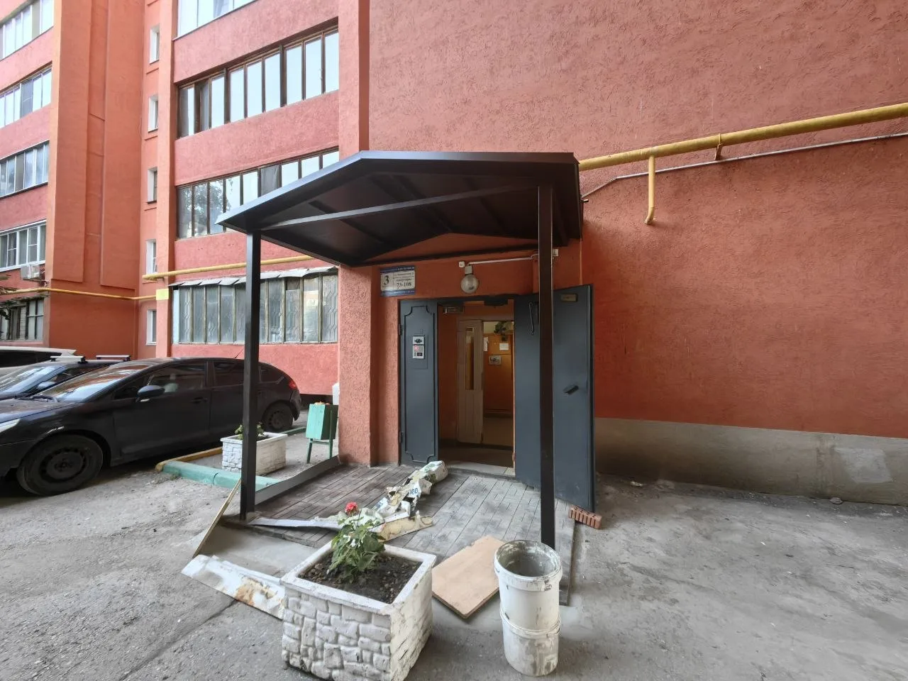 🏠🔨 Установка козырька над 3-м подъездом — ул. Запорожская, д. 33