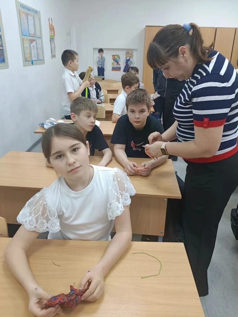 Весну нужно позвать! Именно так и поступили ученики 4 «Г» класса вместе с «Движением Первых». 🗣️🌸  Р