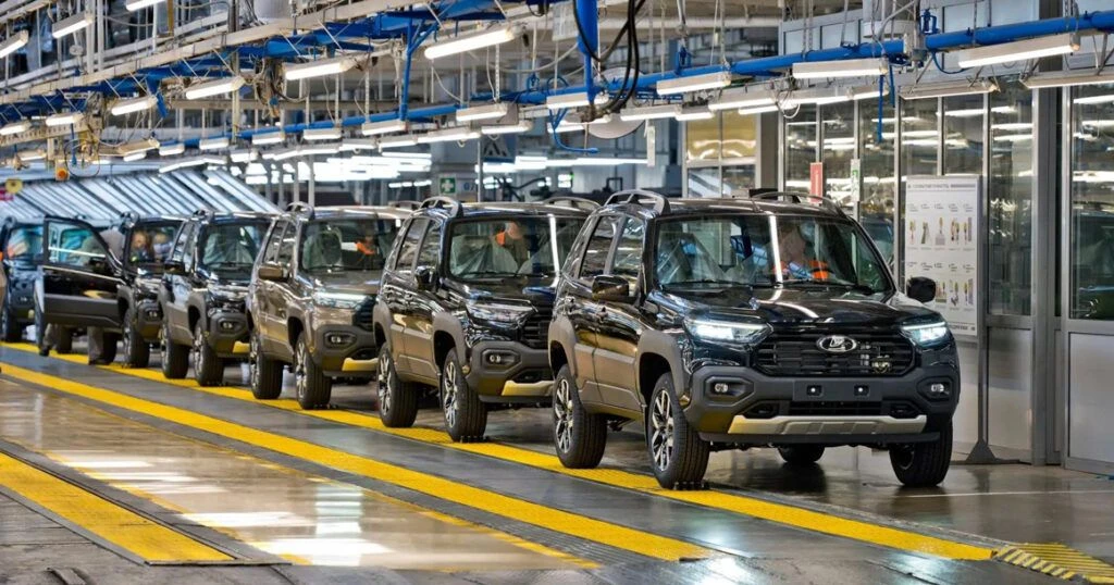 🚙🔥 АвтоВАЗ выпускает 1000 Niva Travel с кожаным салоном. Но не спешите радоваться — нюанс есть. Авто