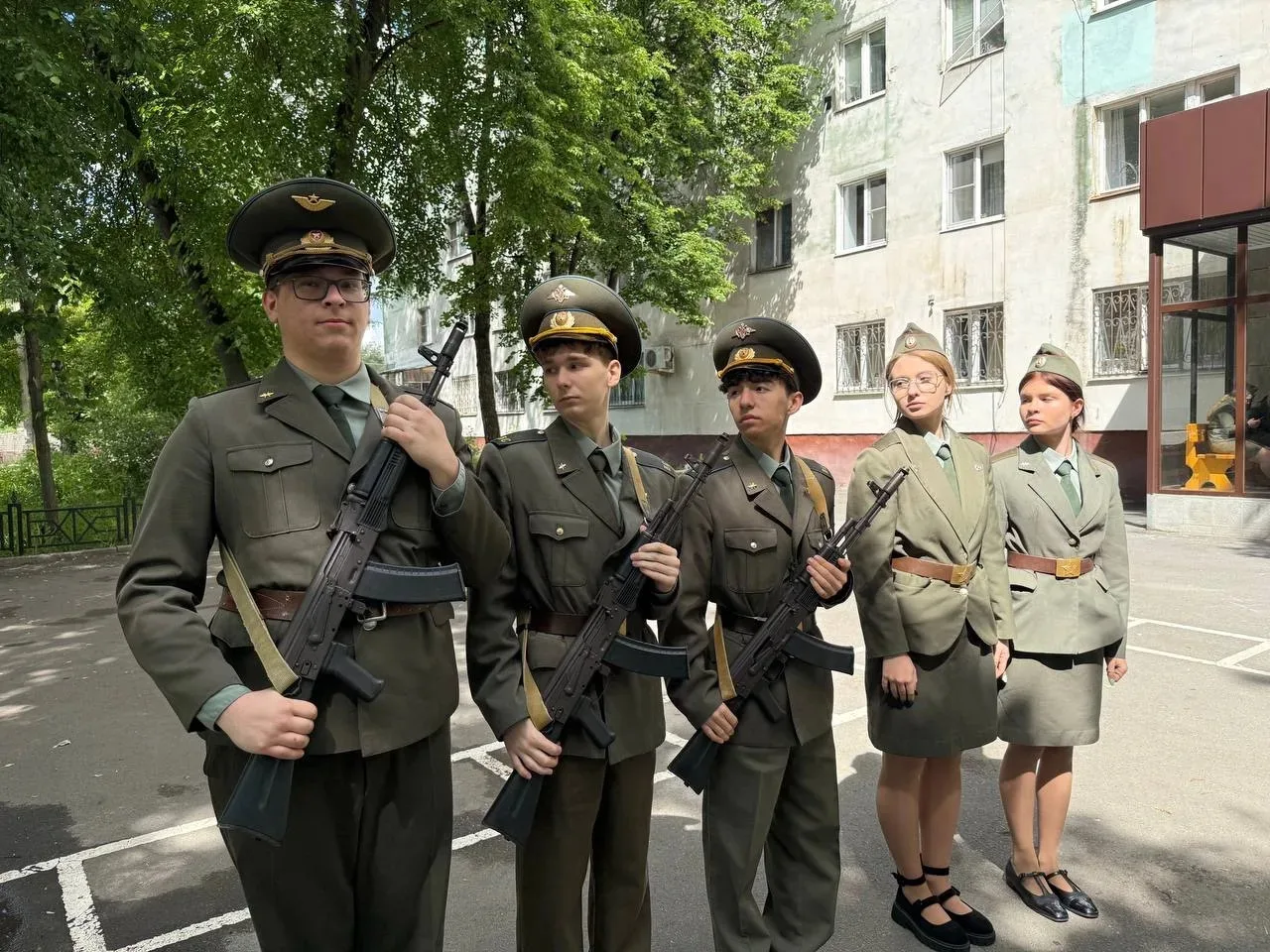 С 26 мая по 1 июня наша школа стояла на посту 1. На такое важное мероприятие был выбран весь личный 