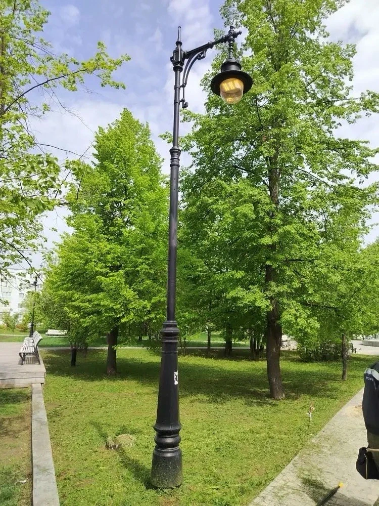 Погода радует☀️ и мы продолжаем улучшать освещение наших дворов: