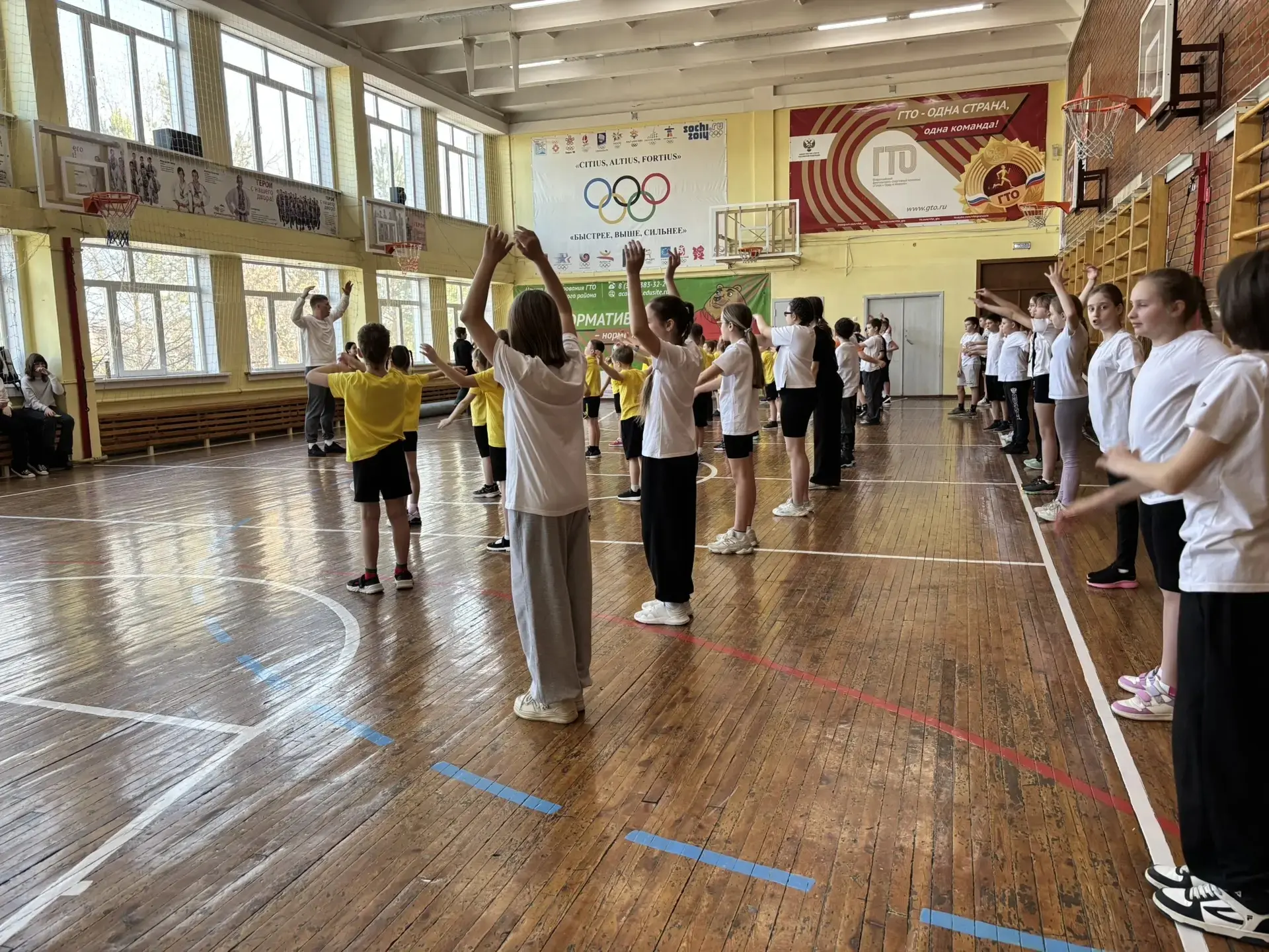 👍По всей стране проходит акция «Зарядка с чемпионом», 🤸‍♂️🥋 5В и 1В классы не могли обойти стороной 