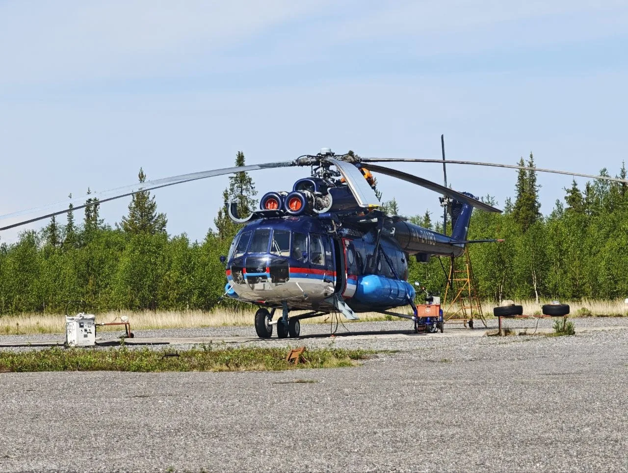 🚁Наш друг Константин не теряет времени даром

Ожидает пилота и на Кольский за Семгой🐟

Завидуем бе