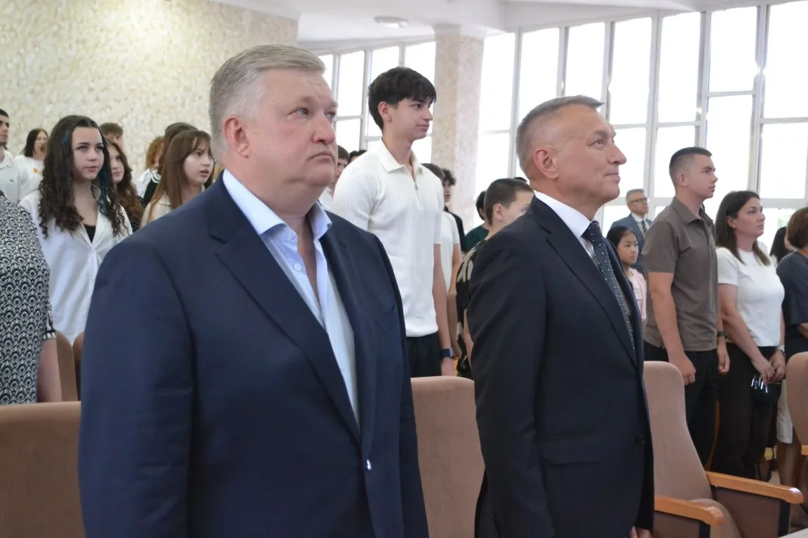 🇷🇺 В преддверии Дня России в администрации прошло торжественное вручение паспортов юн...