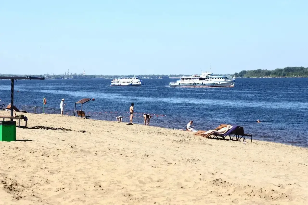 🌊 Вода и песок на пляжах Самары безопасны для отдыхающих
 
В Самаре завершается расстановка пляжной