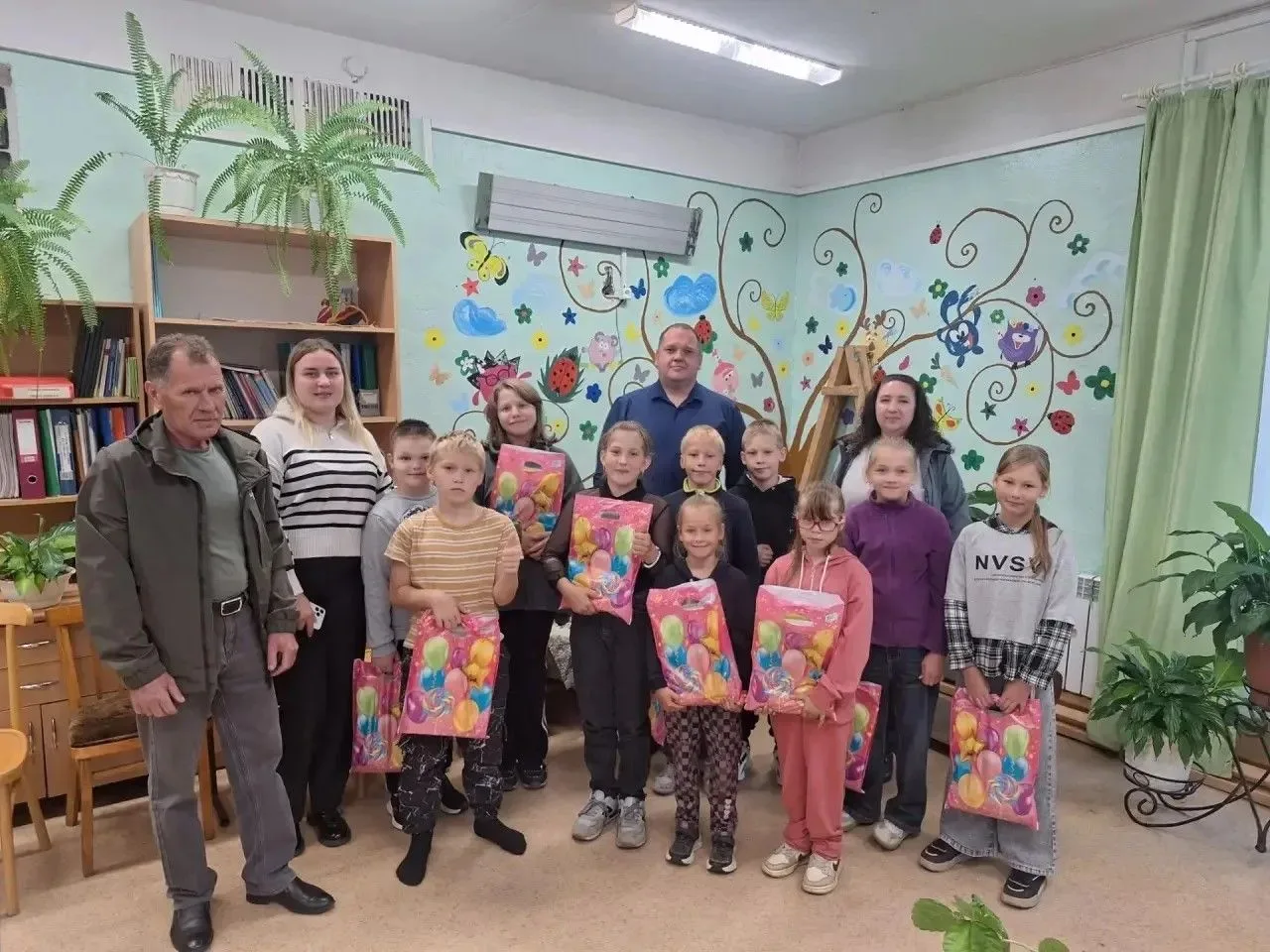 🔔🍁 В преддверии нового учебного года сотрудники Кемского городского суда помогли мног...