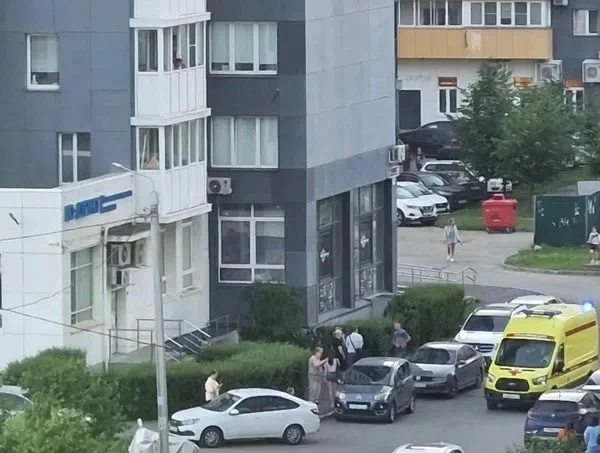 Трагедия произошла 18 июня, когда 13-летняя девочка выпала из окна на девятом этаже мно...