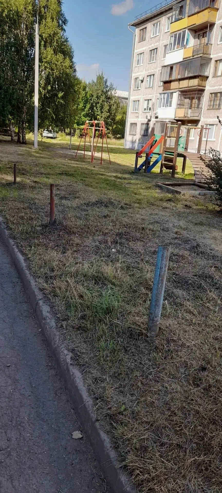 Произведен покос травы на детской площадке по пр.К.Маркса,180/3