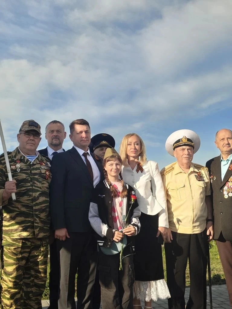 Знамя Победы над меловой горой – в честь Великого Дня Победы! 🌟  В этот священный день, 9 Мая, в наш