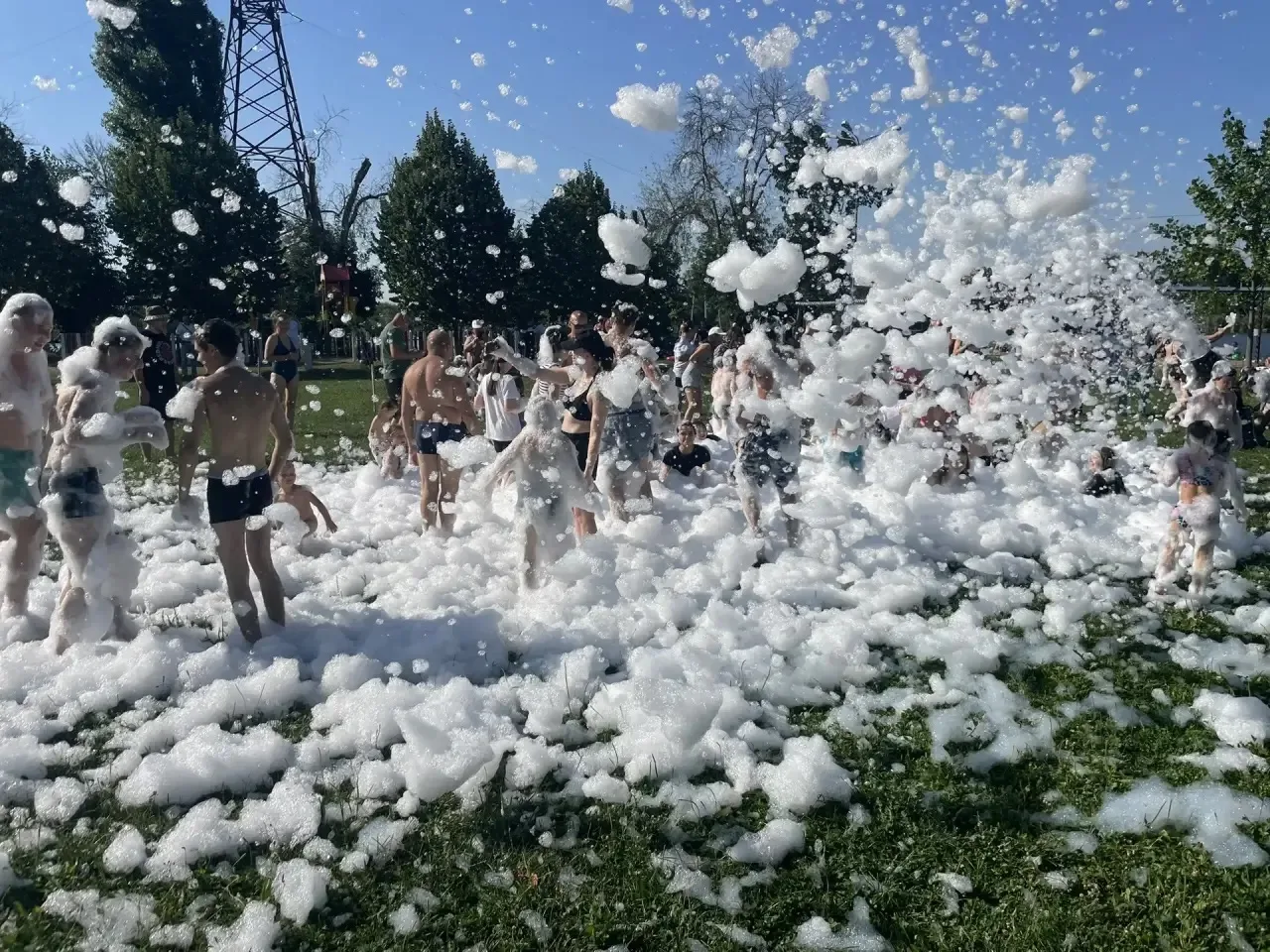 На городском пляже прошла пенная дискотека, которая подарила жителям и гостям города море положитель