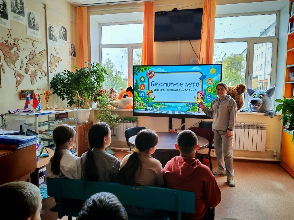 «Своя игра» vs LEGO: кто круче? 🧩📚

Сегодня в библиотеке гремела игра «Безопасное лето»! Ребята ра
