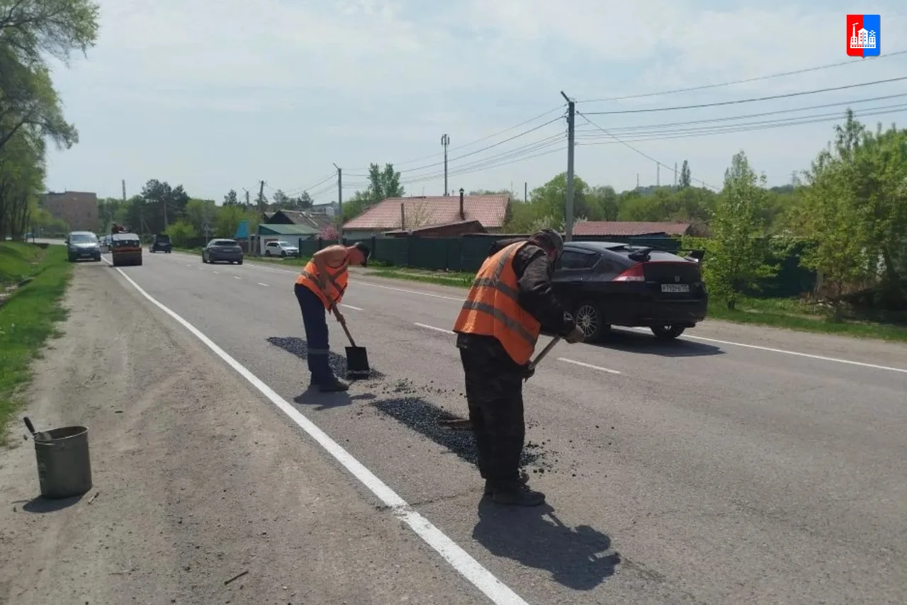 #работы_в_округе  Продолжаются работы на дорогах округа.   ✔️Бригады специалистов оперативно устраня