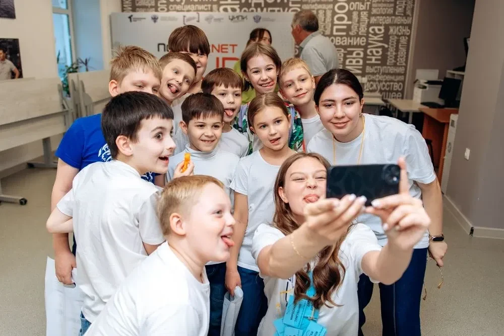 Первая летняя смена в ДНК – все 🙌

На занятиях участники создавали игры, собирали роботов, проводил