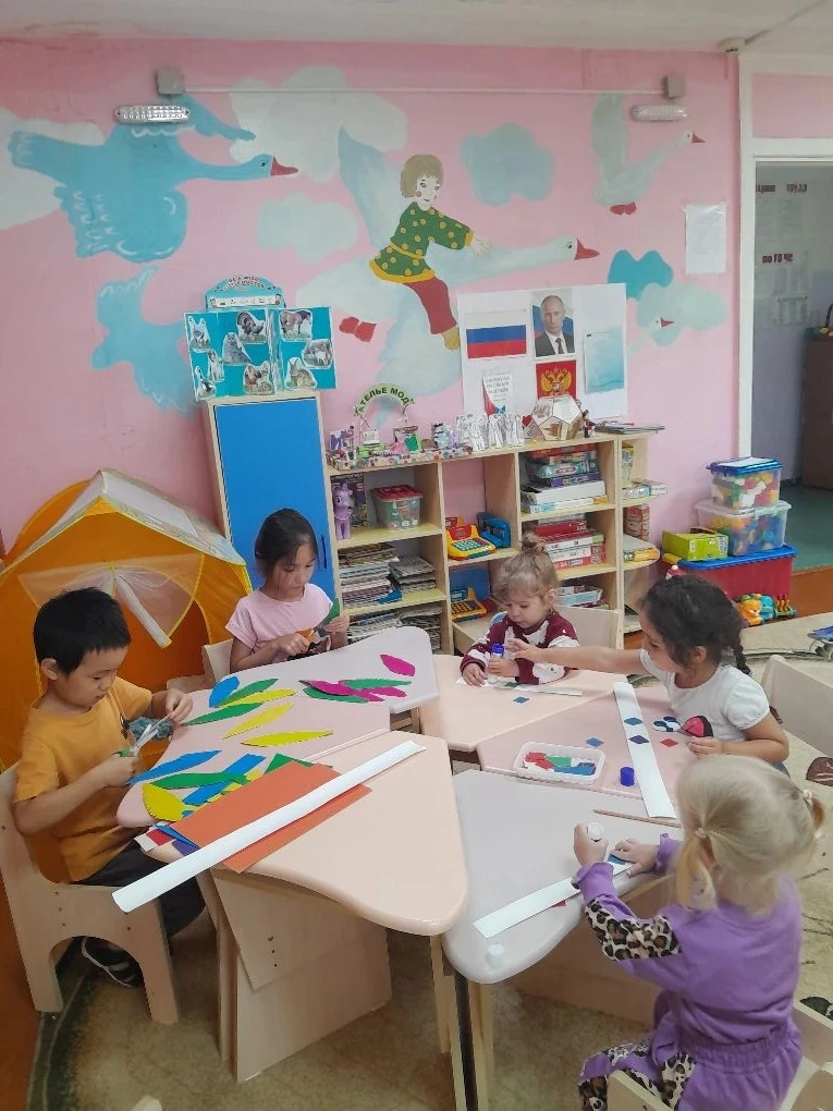 Аппликация - поделка в разновозрастной группе филиала МАДОУ с.Сабуровка. "Головные уборы индейцев и 