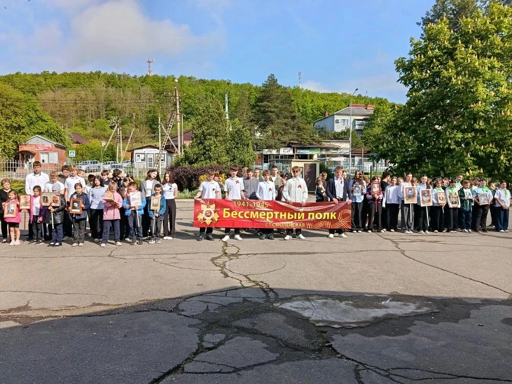 ✨ Сегодня в нашей школе прошла акция «Бессмертный полк: Герои  рядом с нами» ✨  Ученики школы под ру