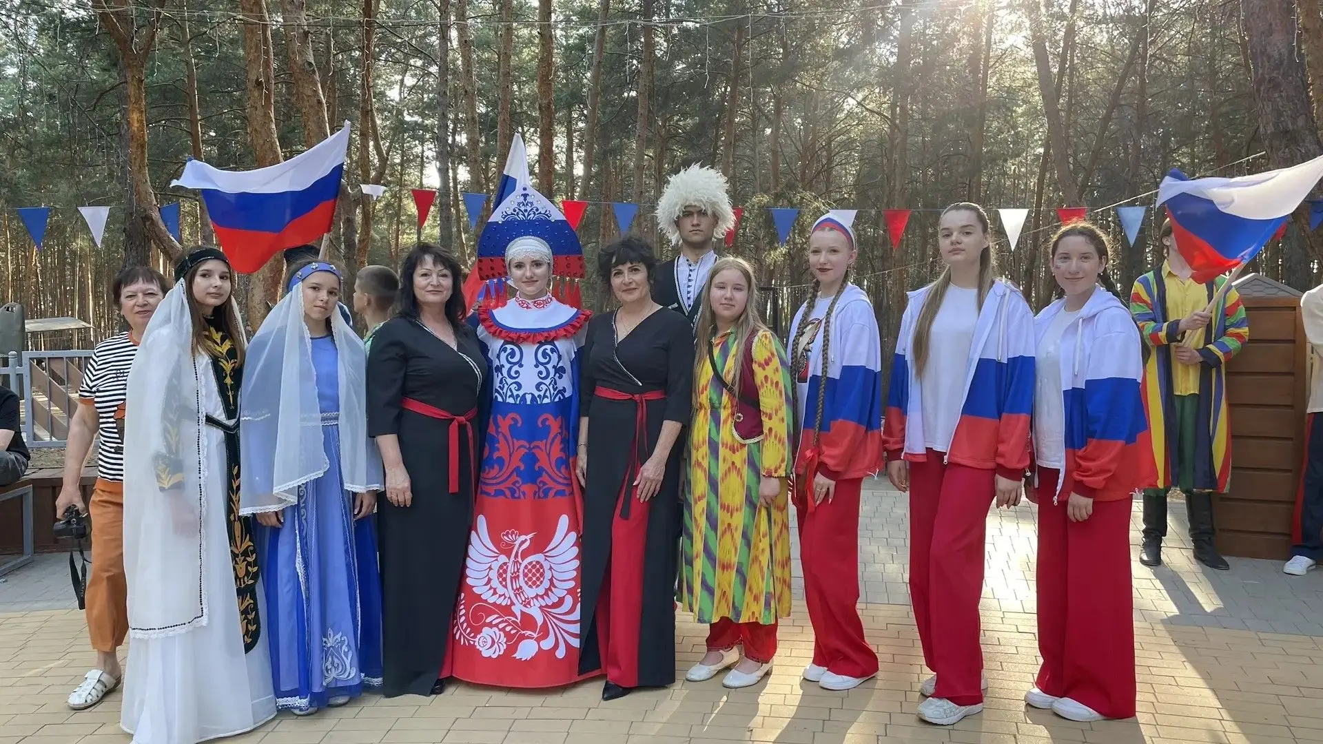 🇷🇺 Краски, музыка и триколор: наш День России! 🇷🇺

Сегодня, 12 июня, наш Экопарк превратился в н