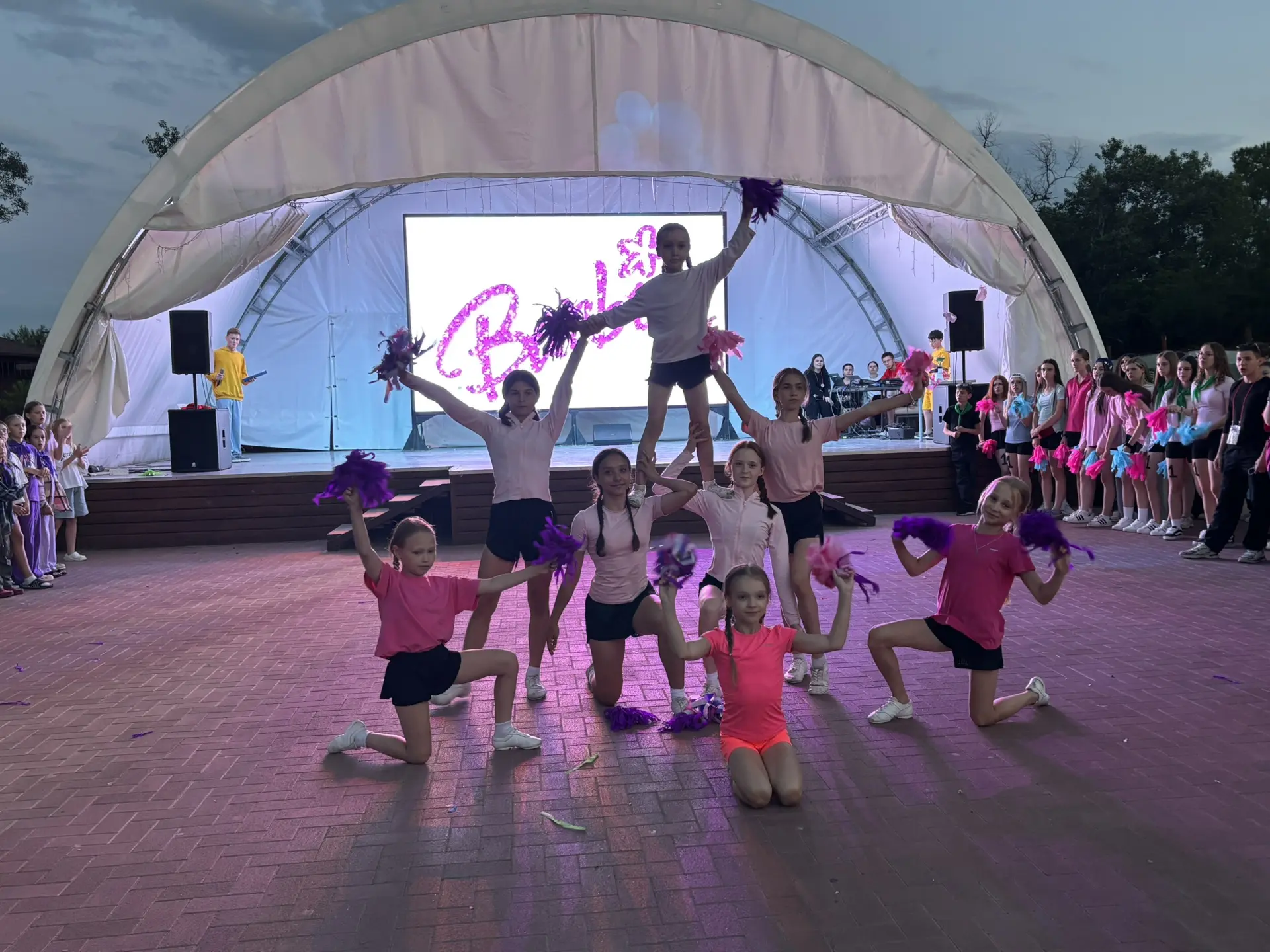 📸✨🎀 А вот и яркие фотокарточки с конкурса чирлидинга!

🔥 Красочные помпоны, эффектные выступления