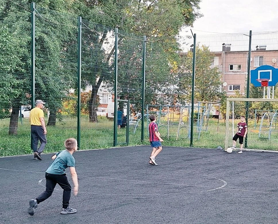 Несмотря на непогоду, юные футболисты продолжают тренировки с педагогом допобразования Бобылевым С.Н