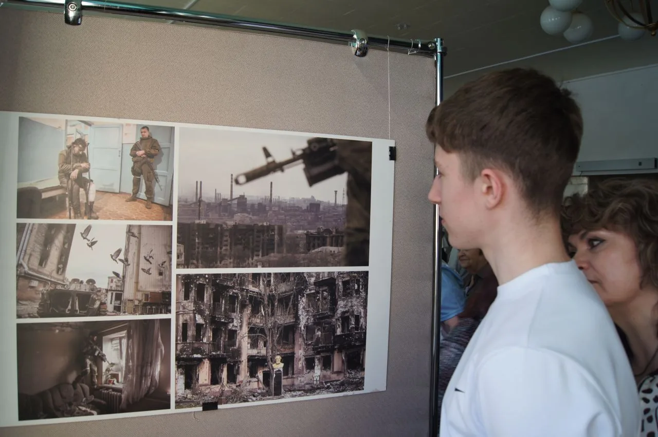 Вчера в РЦКД состоялась торжественная церемония открытия фотовыставки "А сыновья уходят в бой..." . 