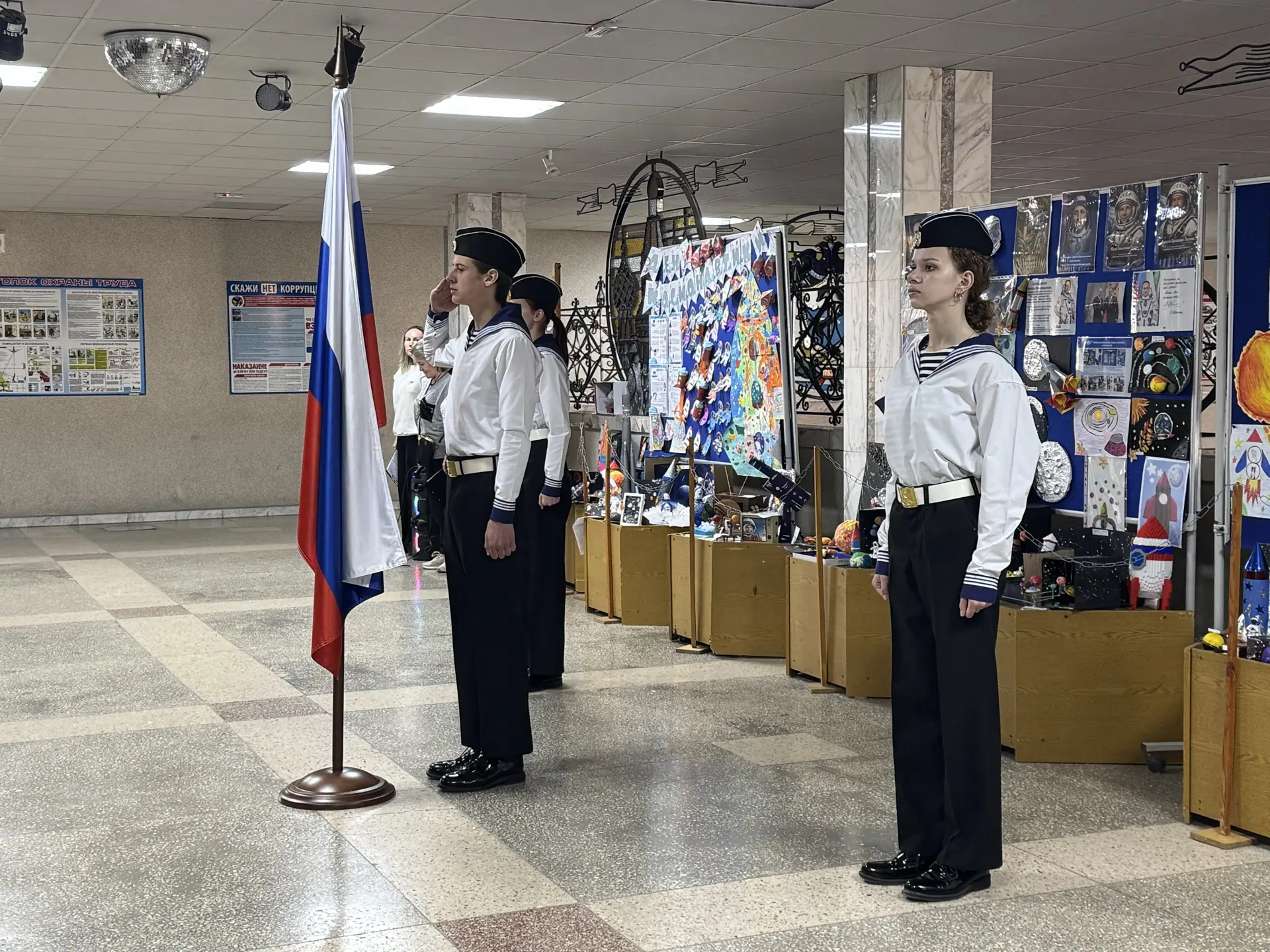🇷🇺Наша неделя традиционно началась с поднятия флага и исполнения гимнов  На линейке ребята узнали о 