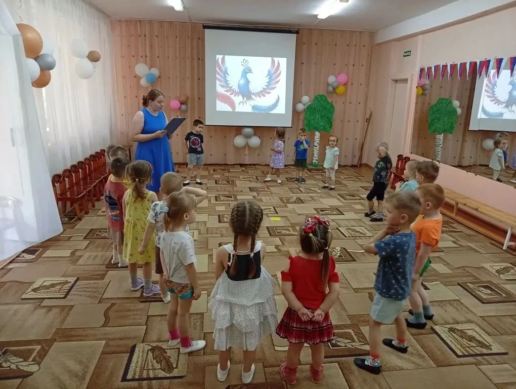 Сегодня в 2 младшей группе прошел праздник посвященный " День России". Ребята очутились в сказке, гд
