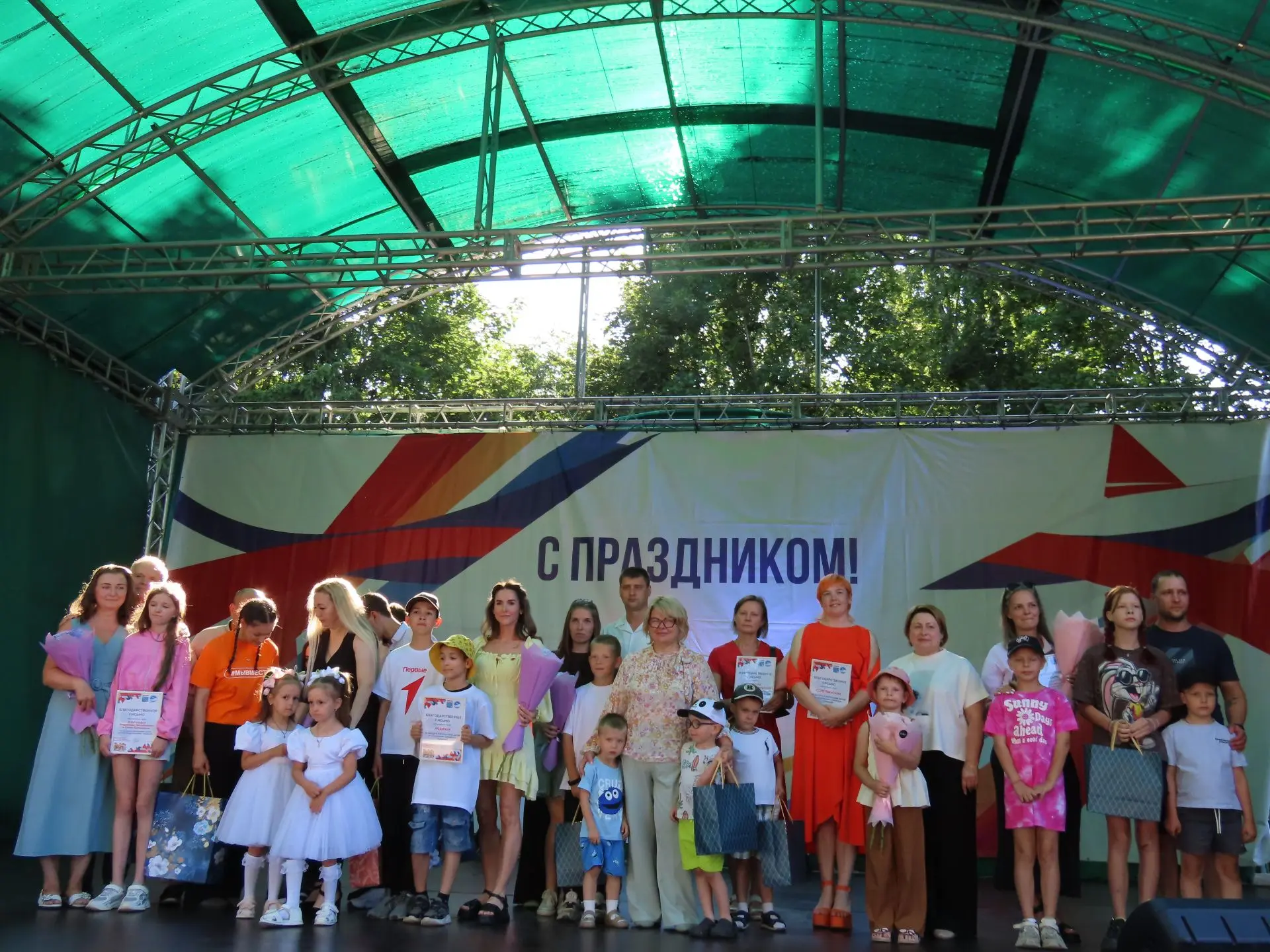 Ленинградская область - это одна большая и дружная семья. Мы сплоченно трудимся на благо малой родин