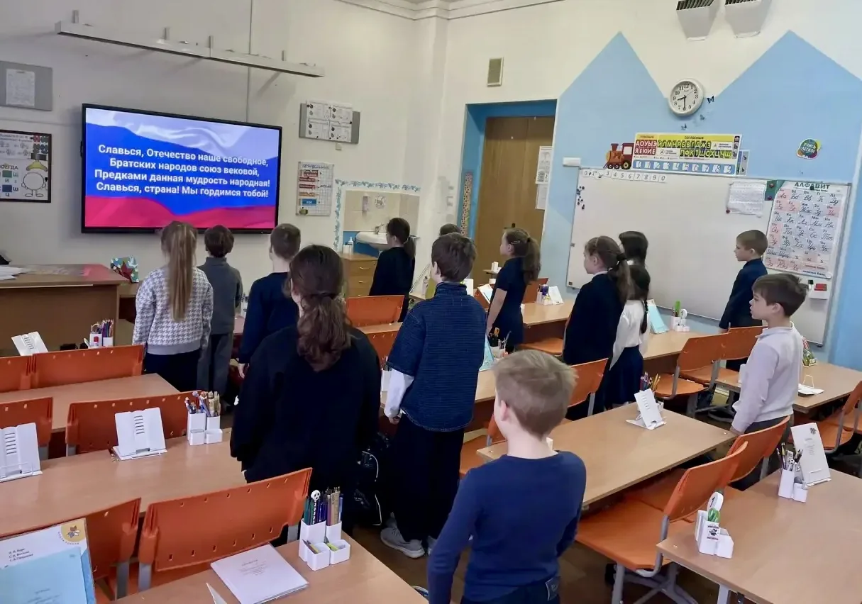 🇷🇺 Понедельник начинается с главного: Флаг и Гимн России!🇷🇺   Традиционно новая учебная неделя начал