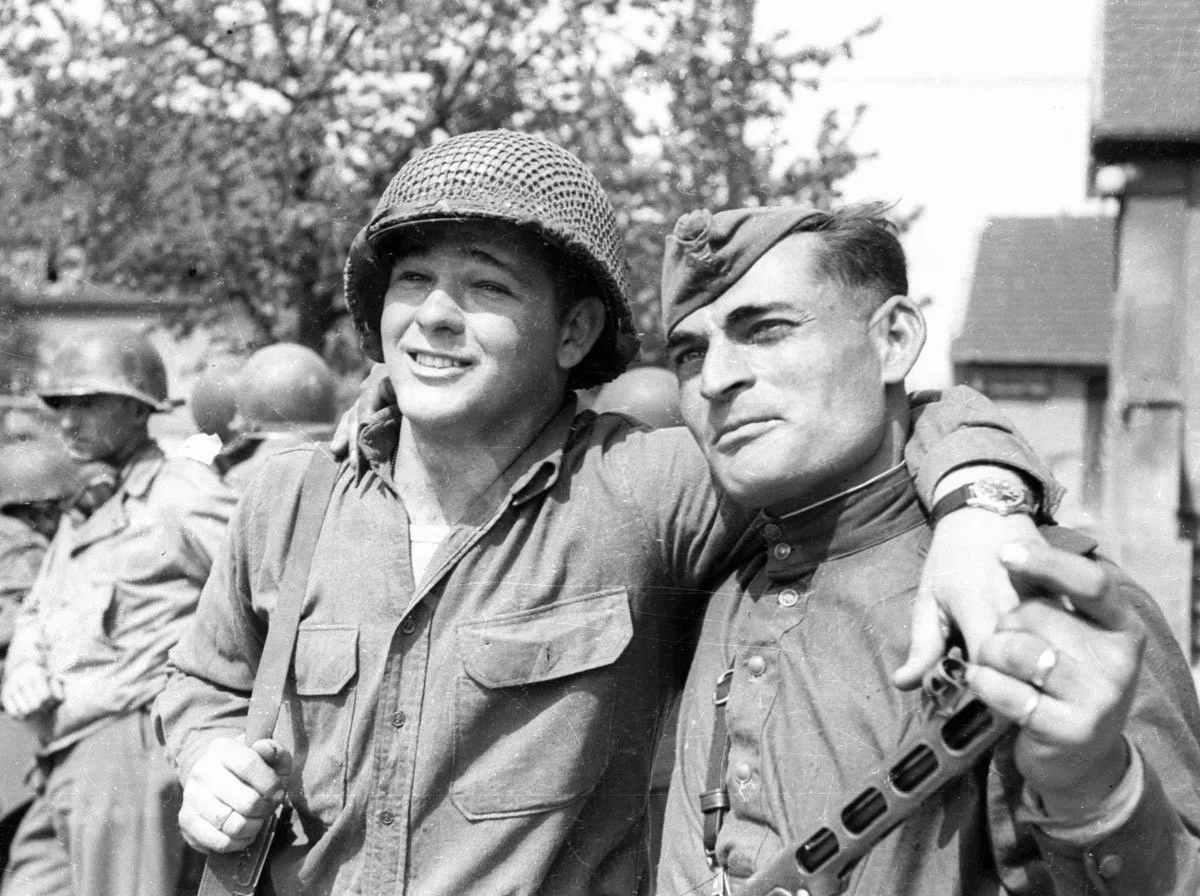 Встреча советских и американских солдат на реке Эльбе, 1945 год

25 апреля 1945 года советские и аме