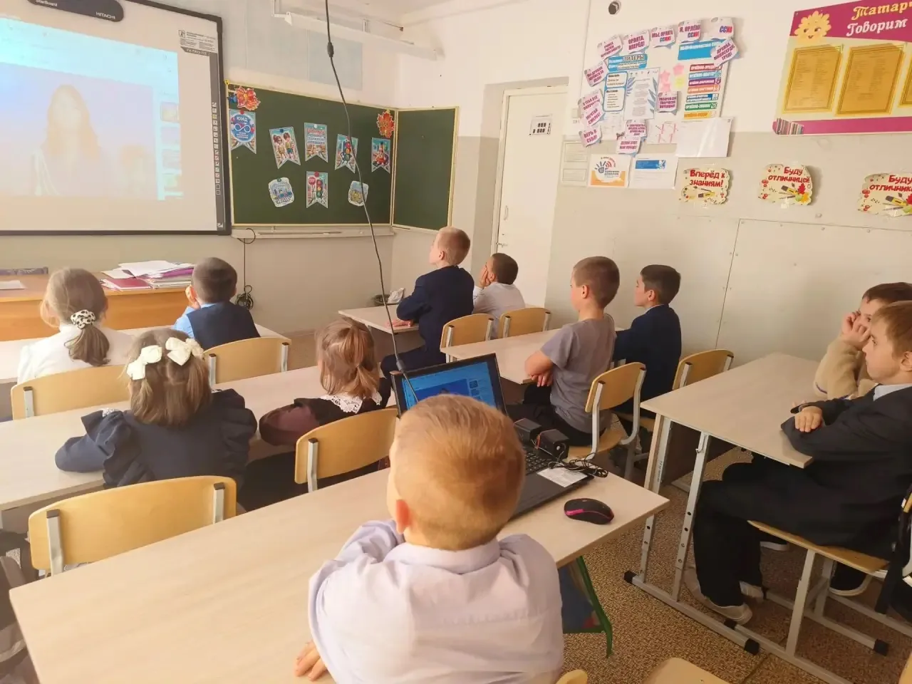 🚦 Сегодня руководитель отряда ЮИД Преснова Гузель Гаяровна провела для учеников началь...