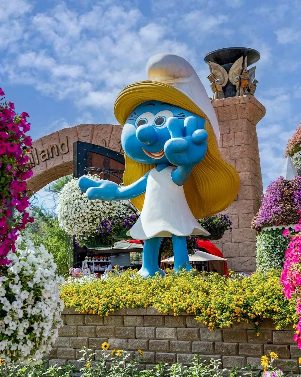 В дубайском Miracle Garden появилась тематическая зона «Деревня смурфиков» с их знаменитыми синими д