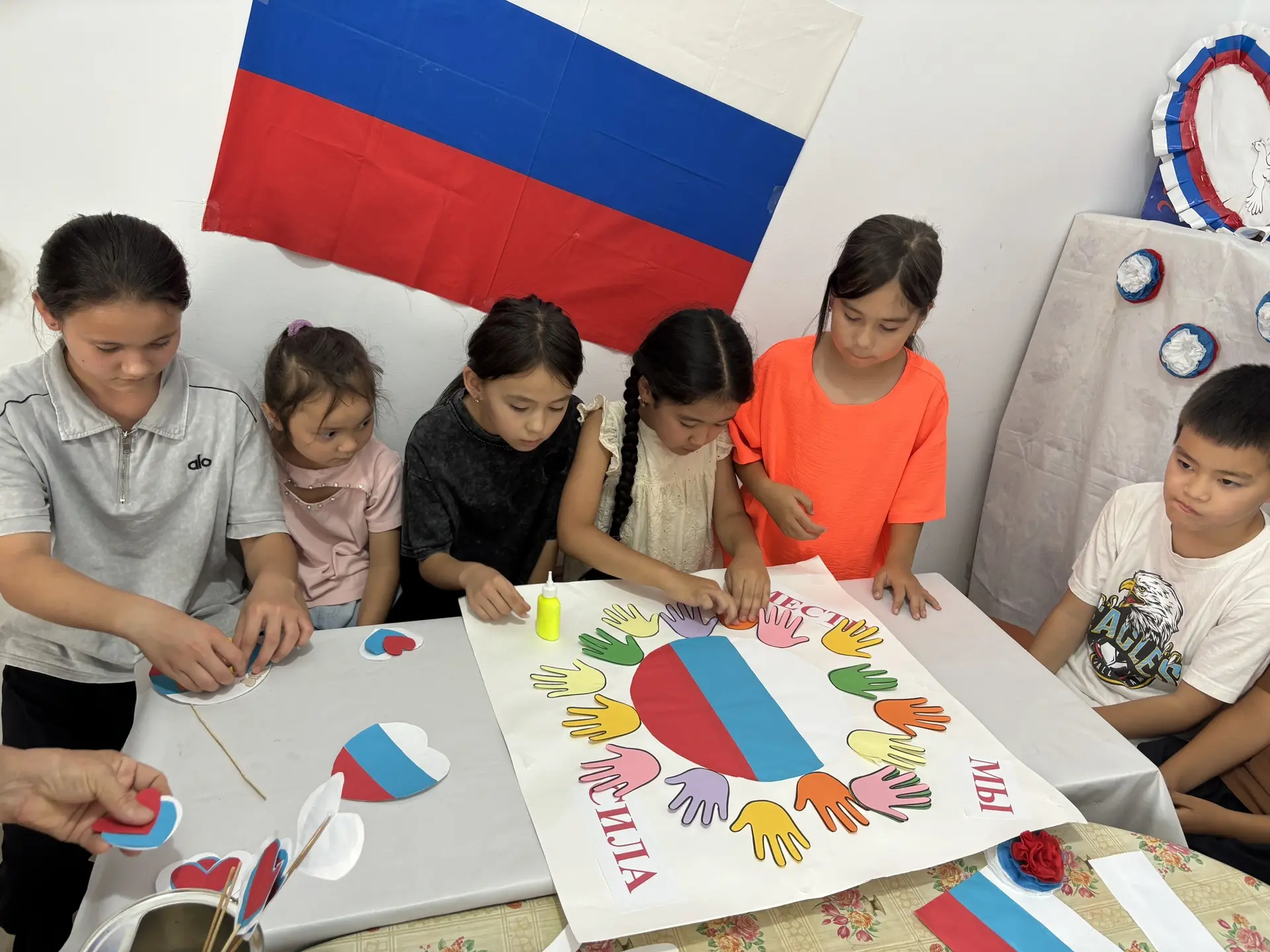 Создание праздничной обстановки для понимания праздника 22 августа- День Флага России с...