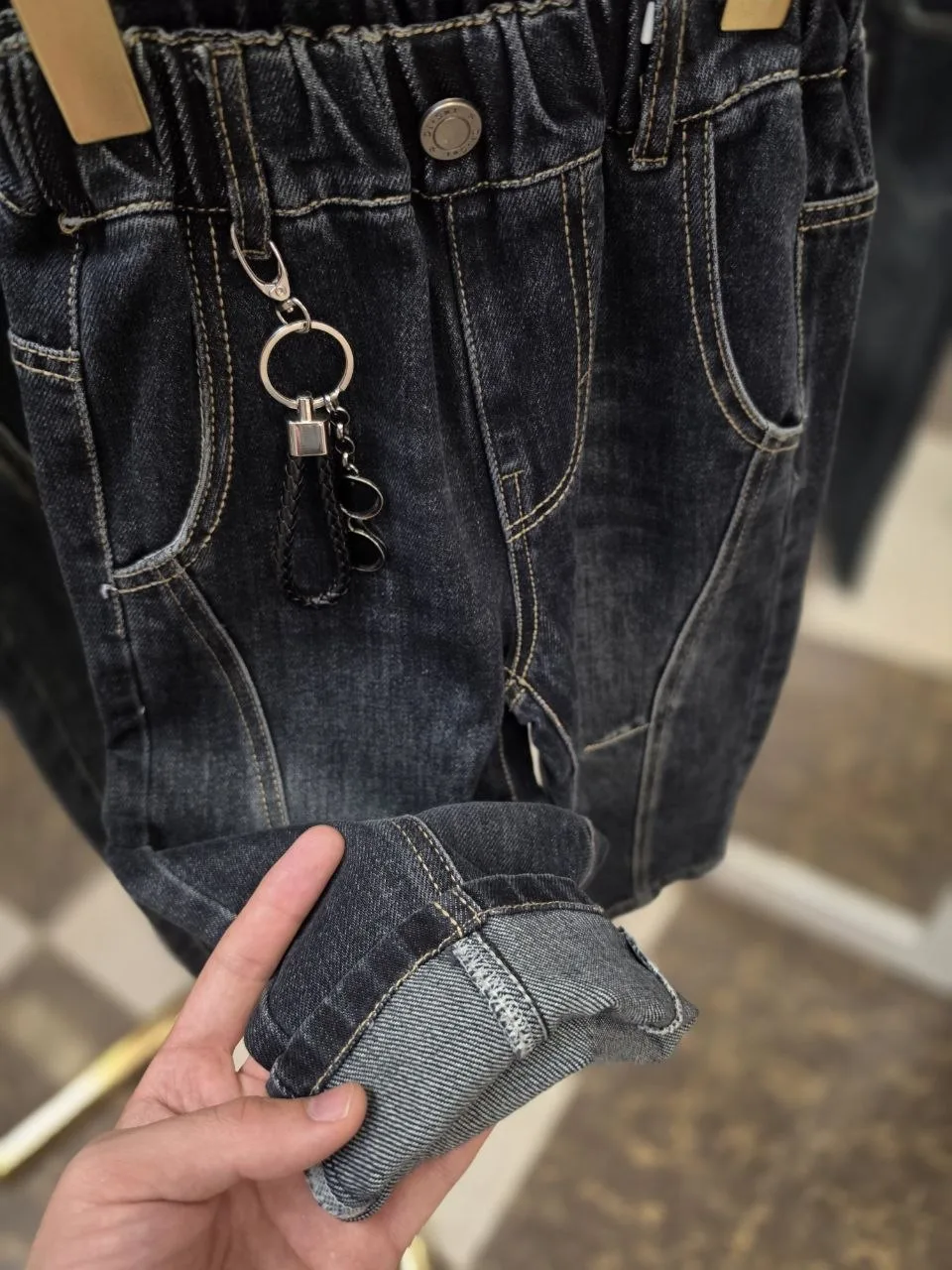 👖 Стильные детские джинсы — идеальный выбор для активных детей! Удобная посадка на резинке, модный 