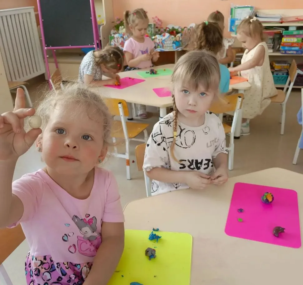🥒 Неделя «Здоровейка» в самом разгаре! 🍊

В группе «Знайки» наши маленькие мастера превратили обыч