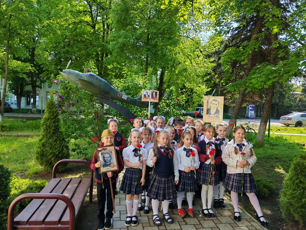 📸 Сегодня для наших первоклассников прошла торжественная линейка, посвящённая Дню Победы и памяти ге