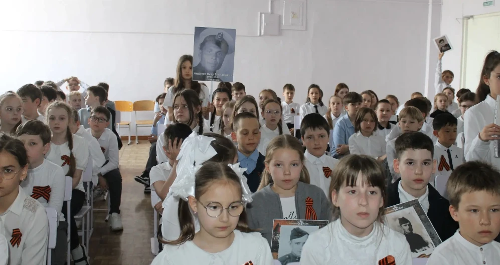 День победы отпраздновала параллель 4-х классов. Девизом праздника стали строки стихотворения: Я пом