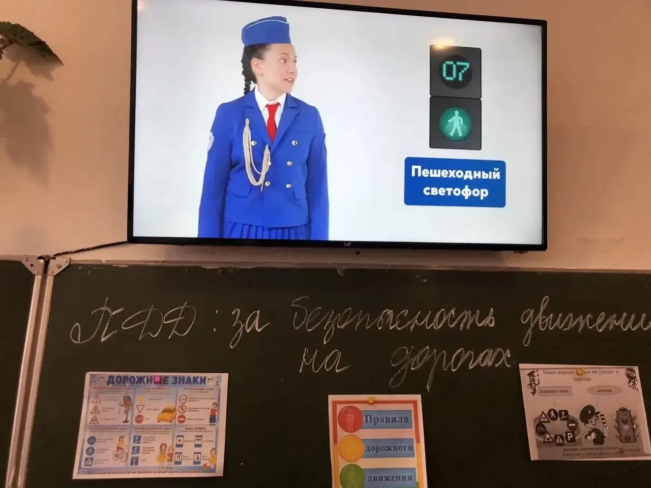 Сегодня в 9 «Б» классе прошёл блиц-опрос и тестирование по правилам дорожного движения....