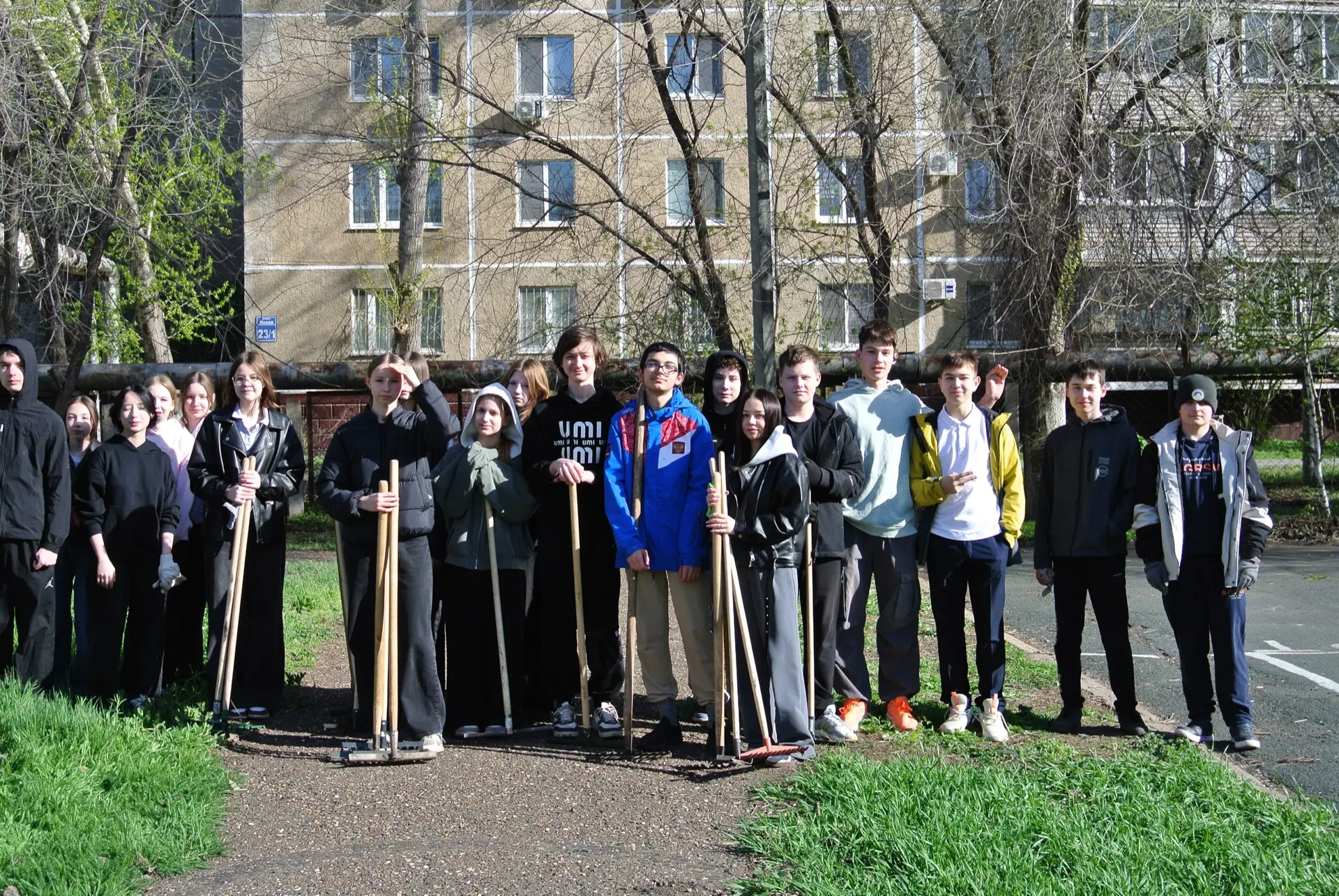 Всю неделю в нашей школе проходили субботники! Ребята и педагоги потрудились на славу! Школьный двор