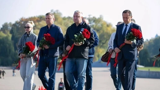 Петербургская делегация возложила цветы в Брестской крепости