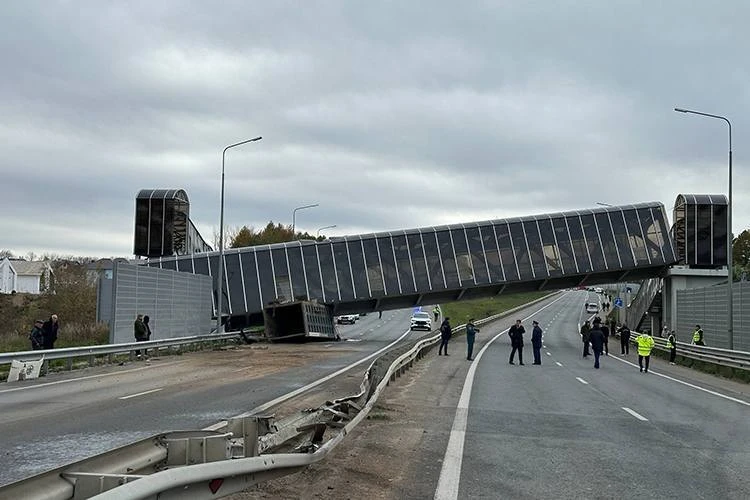 🚧  Надземный переход у Кощаково, который вчера снес  грузовик — восстановят