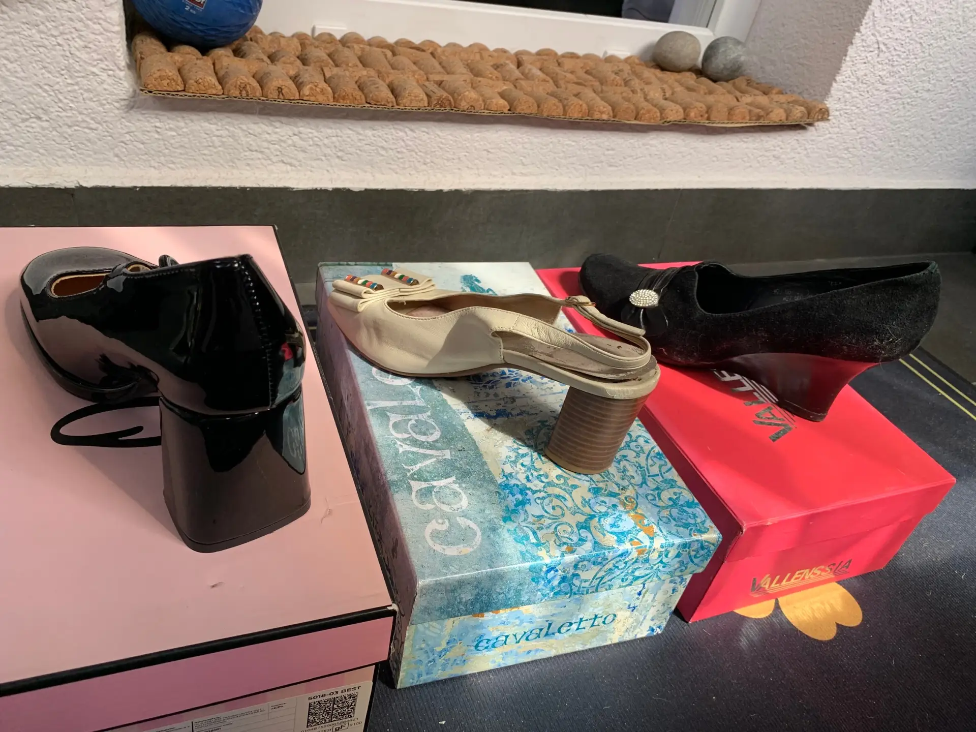 Продам туфли, босоножки 38 размера. В хорошем состоянии.  Отдам за банку хорошего кофе.
https://vk.r