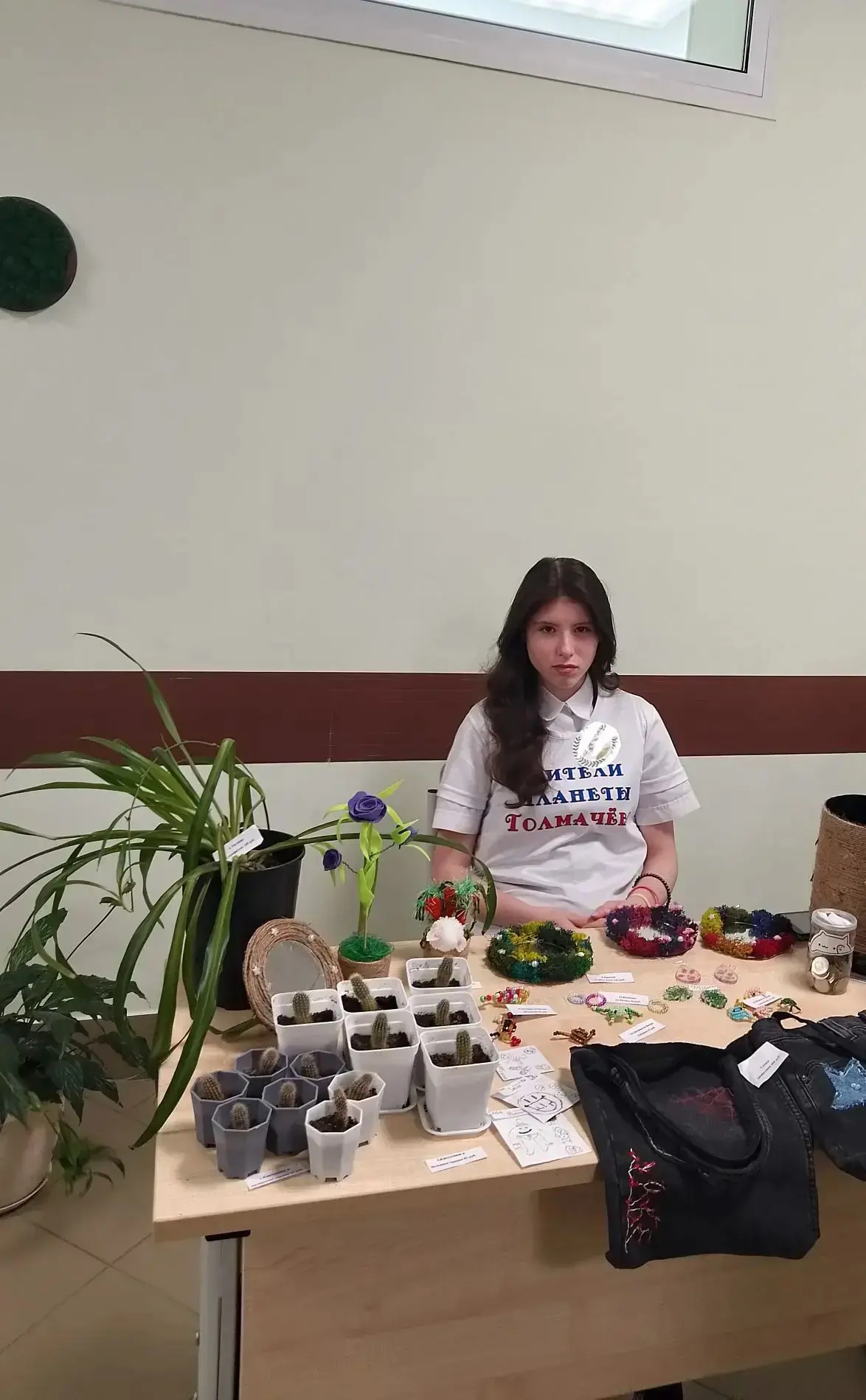 Сегодня в нашей школе состоялась экологическая выставка‑ярмарка «Меняй, покупай — Земле помогай», пр