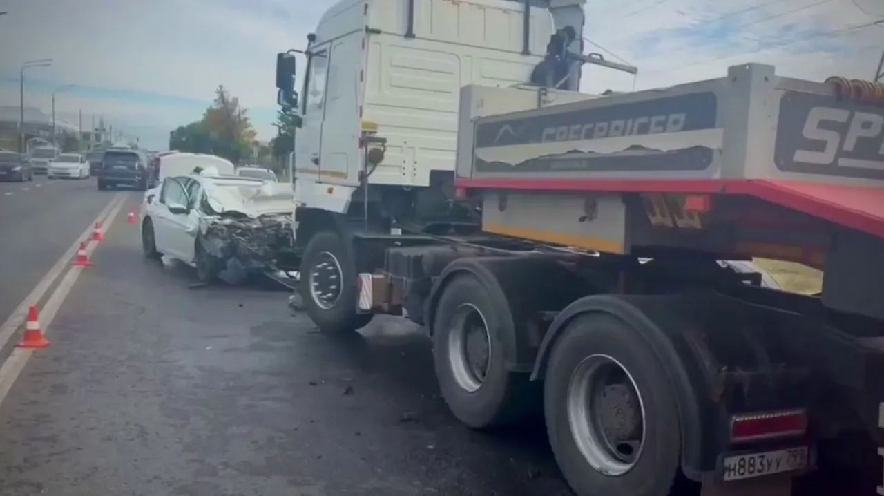В Краснодаре водитель легковушки вылетел на встречку под тягач!