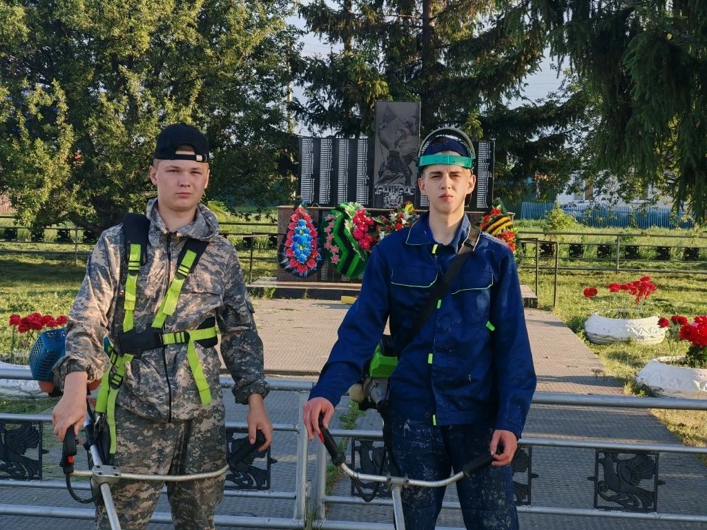 Сохраняя память: забота о священном месте 🕊️

Волонтёры школьного отряда — Ниясов Роман и Шахматов 
