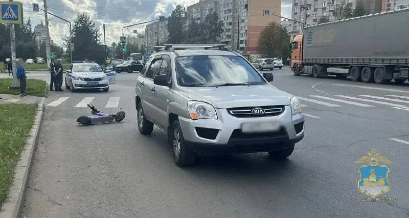 Подросток на электросамокате попал под Kia на перекрёстке в Костроме