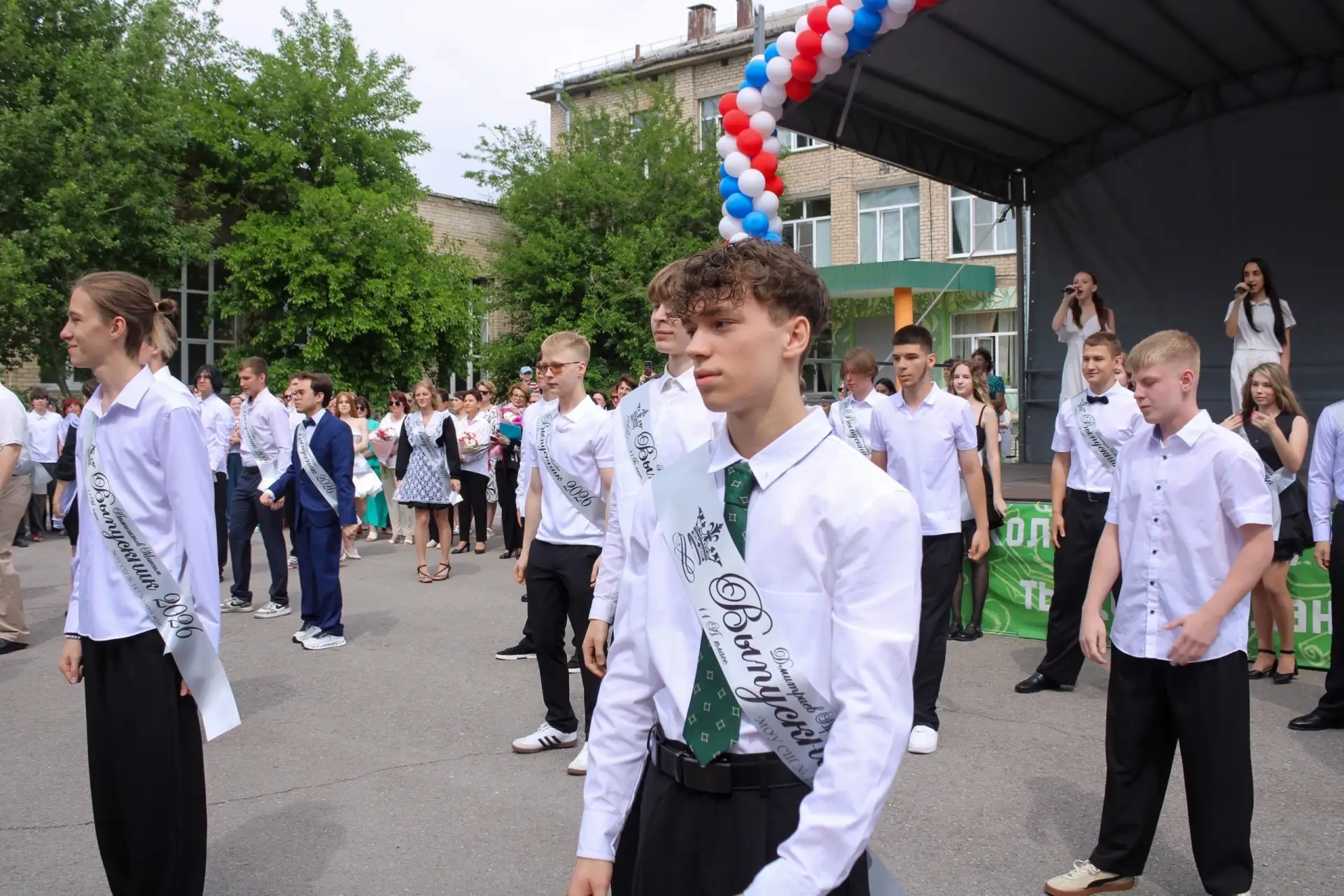 Выпуск 2026: ваш личный «зелёный» код  Говорят, школа даёт багаж знаний. Но мы-то с вами знаем: это 
